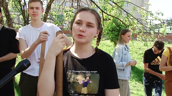 Во многих школах Кирова выпускники накануне или в день последнего звонка садят деревья
